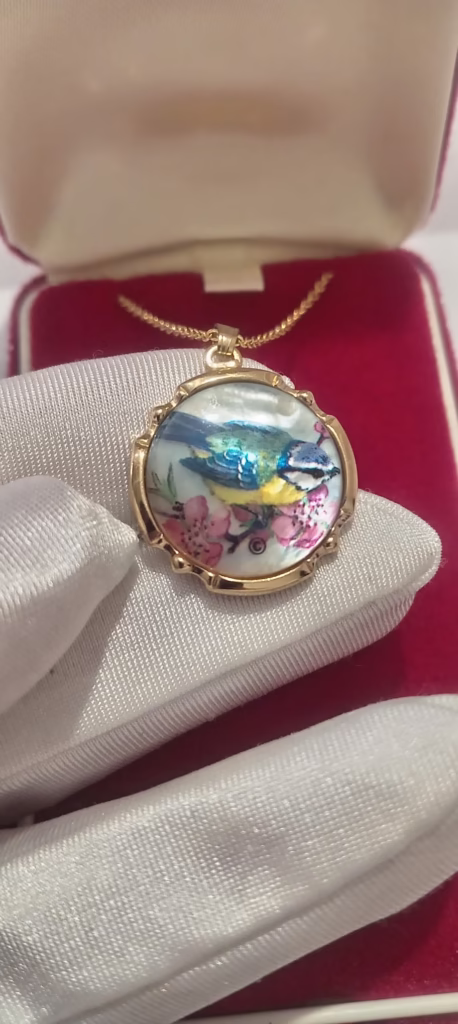 English beauty: Mother of Pearl