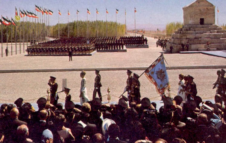 The Imperial Family, followed by an officer carrying the Shah’s personal standard, return to the helicopter that would take them back to the Tent City in Persepolis. In the background it is possible to see the tomb of Cyrus and several regiments who took part in the ceremony. It is also possible to see the trees planted around the tomb and the numerous flagpoles that surrounded it.